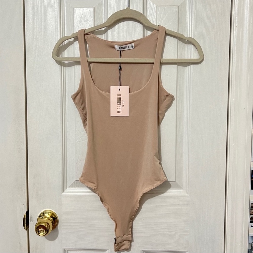 MISSGUIDED Petite Scoop Neck Bodysuit in sand
